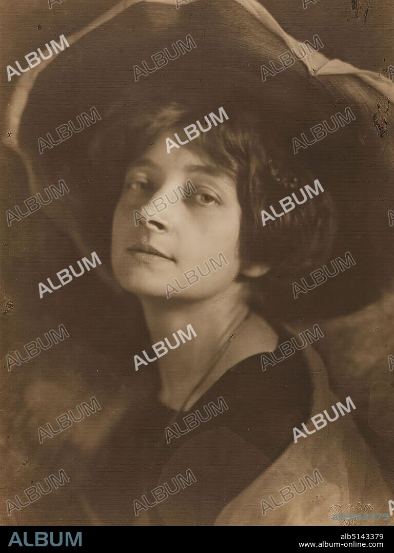 Minya Diez-Dührkoop, Thea Schleussner, paper, platinum printing, image size: height: 22.60 cm; width: 16.80 cm, inscribed and dated: recto on the dark brown cardboard, handwritten in white: Thea Schleussner (left), 1907 (right); on the verso on dark brown cardboard, handwritten in lead: inventory no, technique, catalog no, dry stamp: recto and right Dührkoop, 1908; recto on the dark brown cardboard: Minya, Diez, Dührkoop, stamp: recto and on the dark brown cardboard: portrait photography, bust, three-quarter view, woman, headgear.