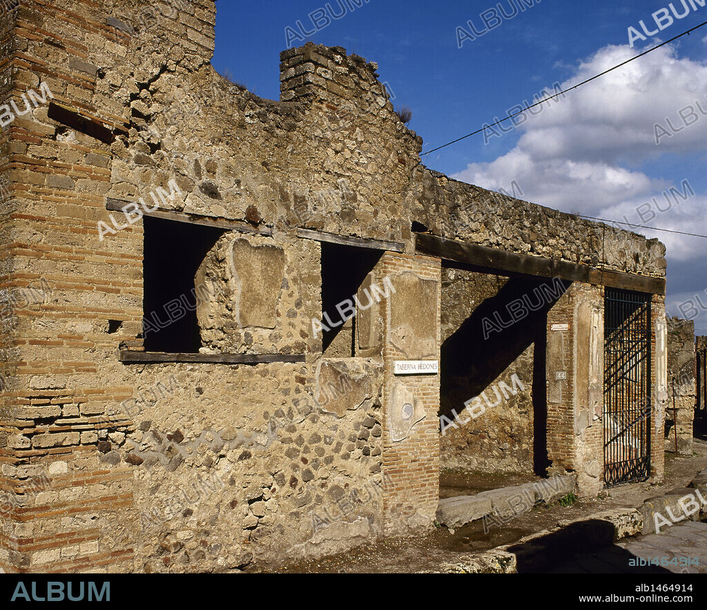 ARTE ROMANO. ITALIA. Vista de la fachada de la "TABERNA DE HEDONES". Estos establecimientos dedicados a la venta de bebidas calientes eran conocidas en la antigua Roma por "TERMOPOLIO". POMPEYA. La Campania.