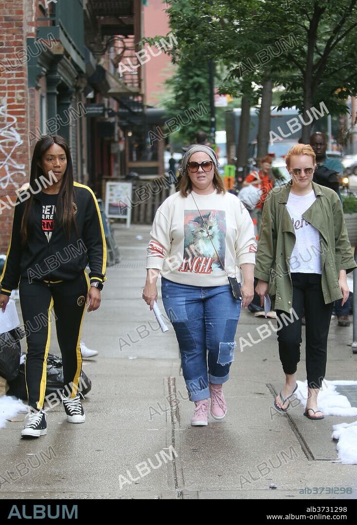 MELISSA MCCARTHY y ELISABETH MOSS. June 13, 2018 - New York, New York, United States - (L-R) Tiffany Haddish, Melissa McCarthy and Elizabeth Moss were on the set of the new movie 'The Kitchen' in the East Village on June 13 2018 in New York City. 13/06/2018