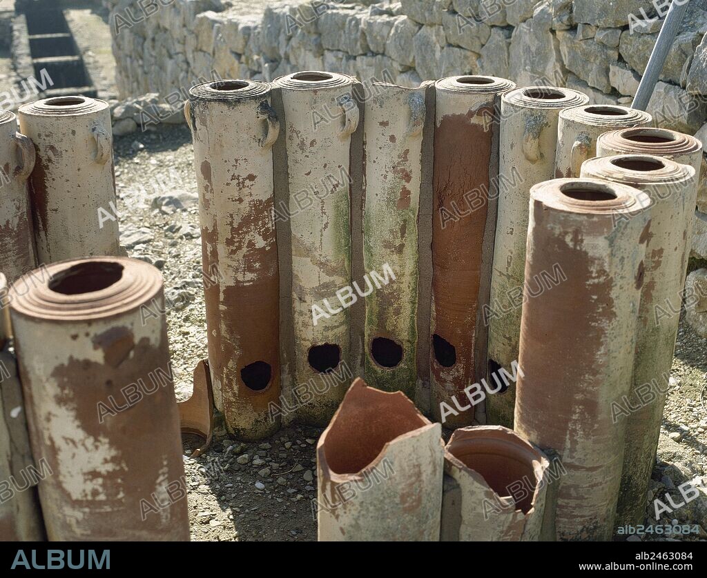PERIODO GRIEGO. ESPAÑA. FILTROS DE AGUA (siglo III a. C.). Las ánforas poseían un orificio en la base y debían estar llenas de materiales filtrantes como arena, grava, etc. NEAPOLIS GRIEGA. Empúries. Provincia de Girona. Comarca del Alt Empordà. Cataluña.