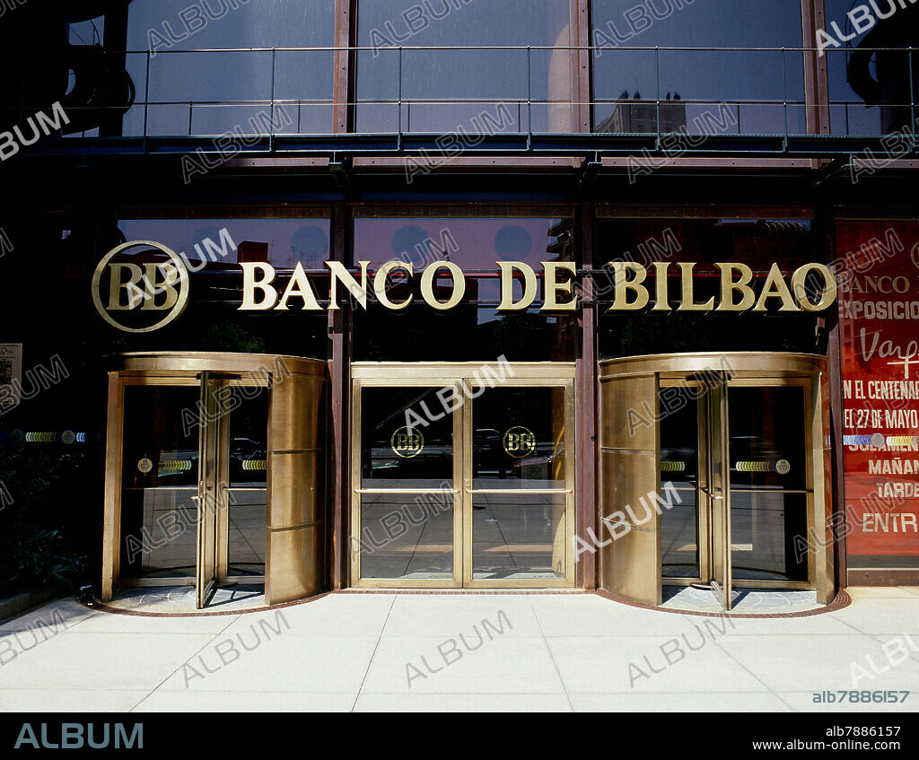 FRANCISCO JAVIER SAENZ DE OIZA (1918-2000). EDIFICIO BANCO BILBAO EN AZCA  PUERTA DE ACCESO.