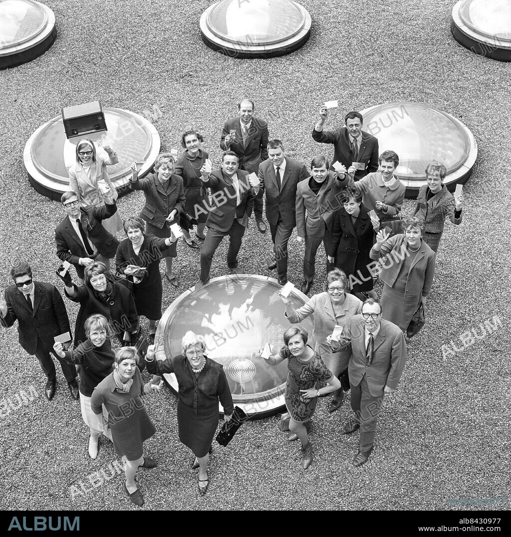 STOCKHOLM 1967-03-30.. Familjespegelns redaktörer har samlats i Stockholm. I halvcirkeln längst fram ser vi Kjell Ulmeryd, Margareta Ahlberg, Karin Wilhelmson, Margareta Modén, Monica Boëthius, Gun Allroth, Marianne Lindström och Torsten Byggdal. Bakre raden: Sven Trolldal, Eva Paulsson. Halvcikeln längst bak: Margareta Ingelstam (i glasögon), Birgitta Bergman, Göteborg, Ulla Undén, Mac Gänger, Falun, Claes-Göran Forsberg, Luleå, (längst bak) Stig Tornehed, Växjö, Berndt Egerbladh, Umeå, Örjan Öberg, Sundsvall (längst bak), Marianne Söderberg, Malmö, Berit Skölde, Västerås, Maud Nylin, Örebro och Gertrud Brundin, Göteborg. (De som saknar "ortsangivelse" är från Stockholm.)      Foto: Bo-Aje Mellin / RiR / SVT / Kod: 5600   Bild och reportage publ. I RiR 20/67 sid. 12-13, 49 inför ett radioprogram. RiR 18528 sv/v neg.