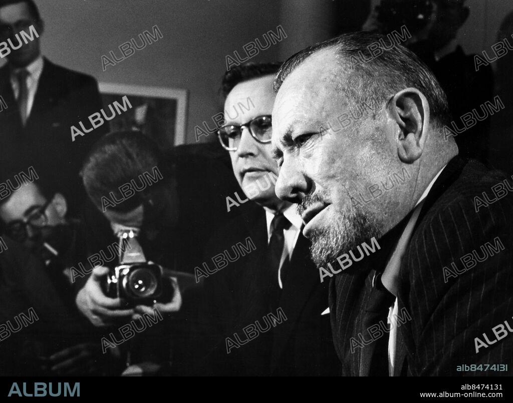 Orig. bildtext... NOBELPRISTAGAREN I LITTERATUR JOHN STEINBECK HÅLLER PRESSKONFERENS PÅ AMERIKANSKA AMBASSADEN. Årets Nobelpristagare i litteratur John Steinbeck höll på lördagen presskonferens på amerikanska ambassaden i Stockholm. Vår bild visar: Mr John Steinbeck. Anm. Nobelpriset i litteratur 1962 Författare persons: John Steinbeck sites: STOCKHOLM ;SVERIGE ;USA*.