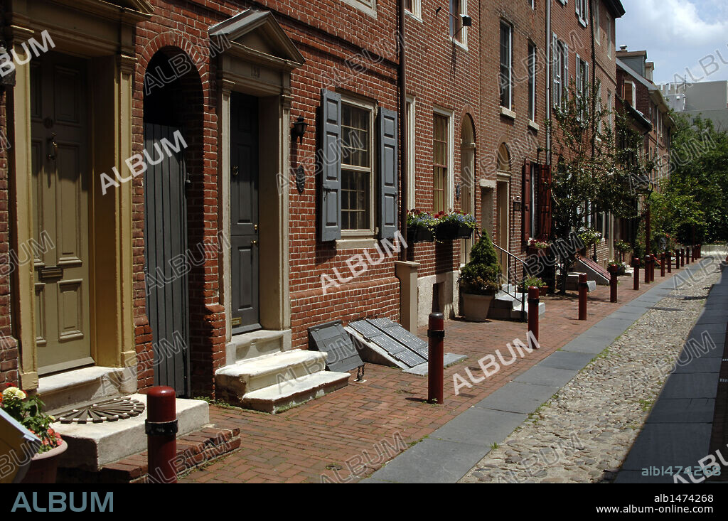Usa. Philadelphia. Elfreth's Alley. Historic street "our nation's oldest residential street", 1702. Gregorian style. Pennsylvania.