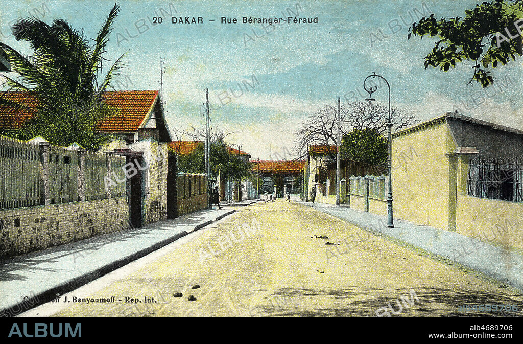 Senegal. Dakar. Rue Beranger-Feraud. Photographie anonyme pour une carte postale vers 1910. Credit : Collection IM / Kharbine-Tapabor.