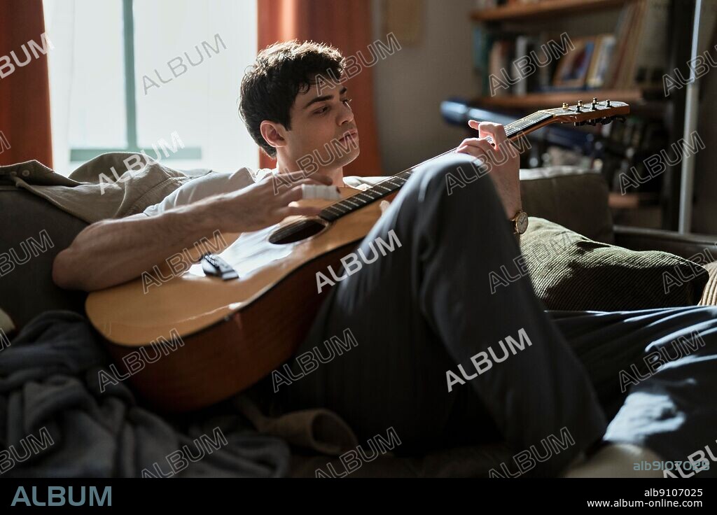 NOAH CENTINEO en EL NUEVO EMPLEADO, 2022 (THE RECRUIT), dirigida por DOUG LIMAN. Copyright ENTERTAINMENT ONE.