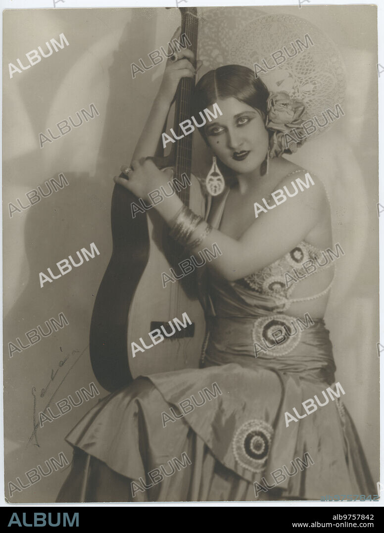 1934 (CA.). La cantante Estrellita Castro, con una guitarra.