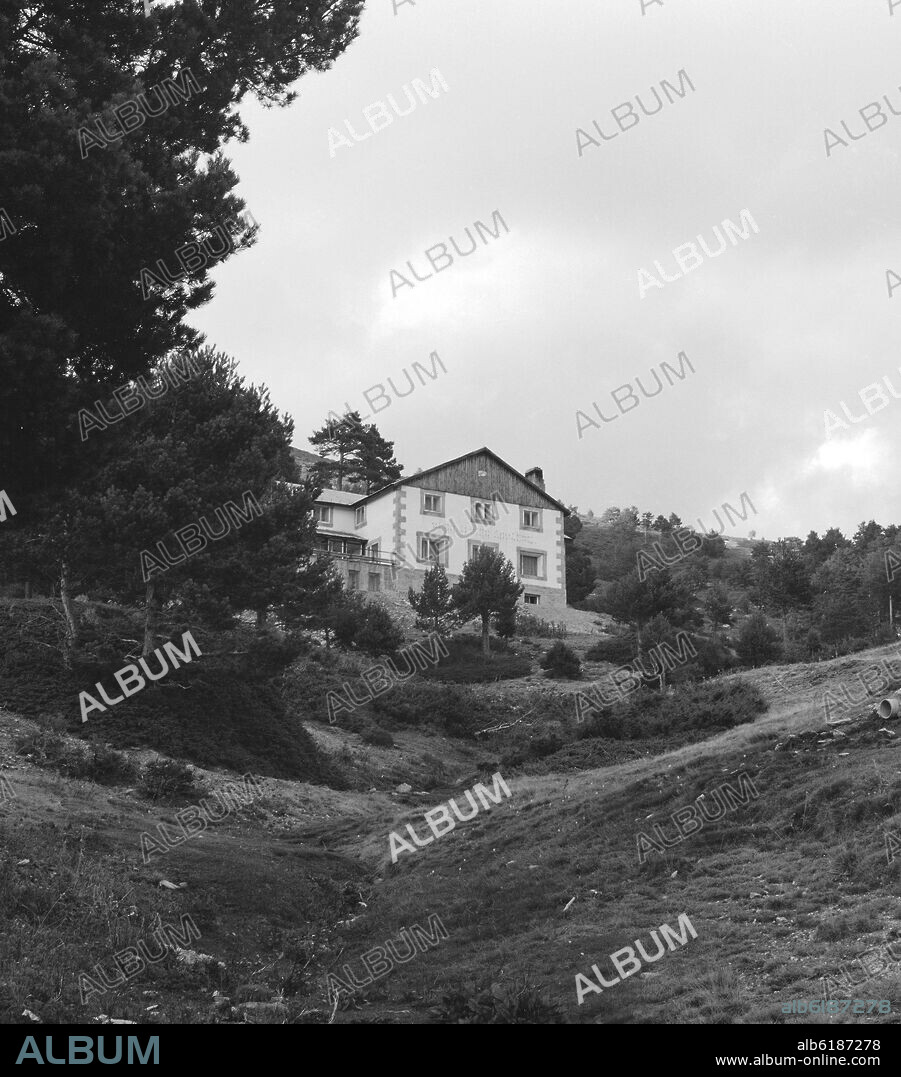 ALBERGUE RESTAURANTE DEL CLUB ALPINO ESPAÑOL EN EL PUERTO DE COTOS - FOTOGRAFIA EN BLANCO Y NEGRO - AÑOS 60 -.