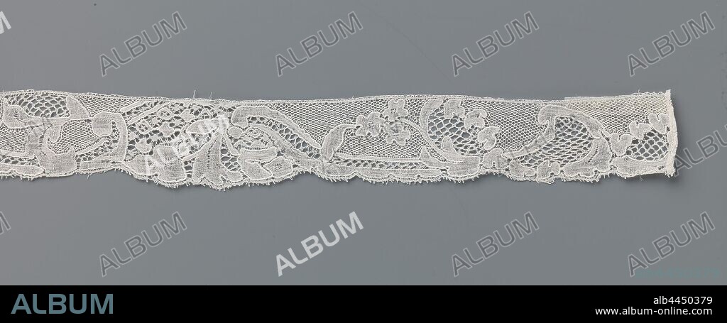 Strip of bobbin lace with intersecting motifs including leaves, Strip of natural-colored bobbin lace: Mechelen lace. The pattern consists of intersecting motifs in the form of larger and smaller leaves, leaf branches, curved lines and residual spaces filled with decorative grounds. The motifs are connected by a fine mesh soil. The motifs are made in linen with thicker and shiny contour threads. The faintly scalloped bottom comes from the pattern and is finished with picots. The top is finished straight. The short sides are finished with a hem., anonymous, Southern Netherlands, c. 1750 - c. 1770, linen (material), Mechlin (lace), l 26 cm × w 2.5 cm ×, 20.5 cm.