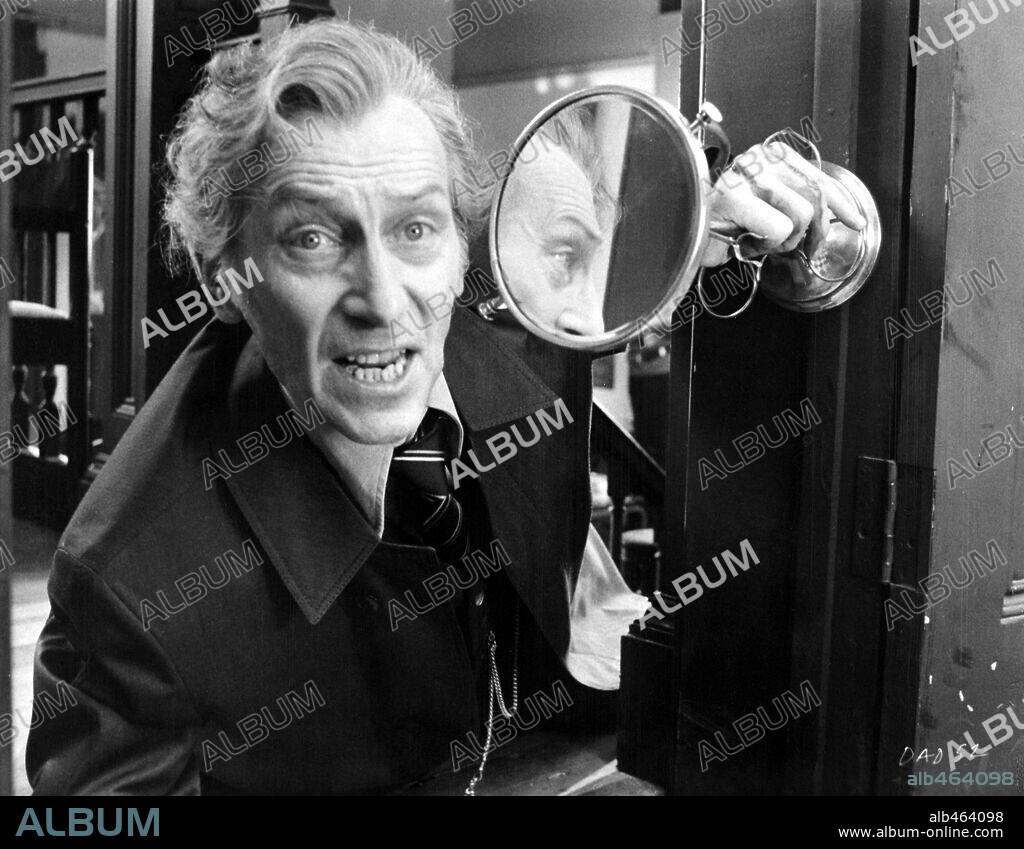 PETER CUSHING en DRÁCULA 73, 1972 (DRACULA A. D. 1972), dirigida por ALAN GIBSON. Copyright HAMMER/WARNER BROTHERS.