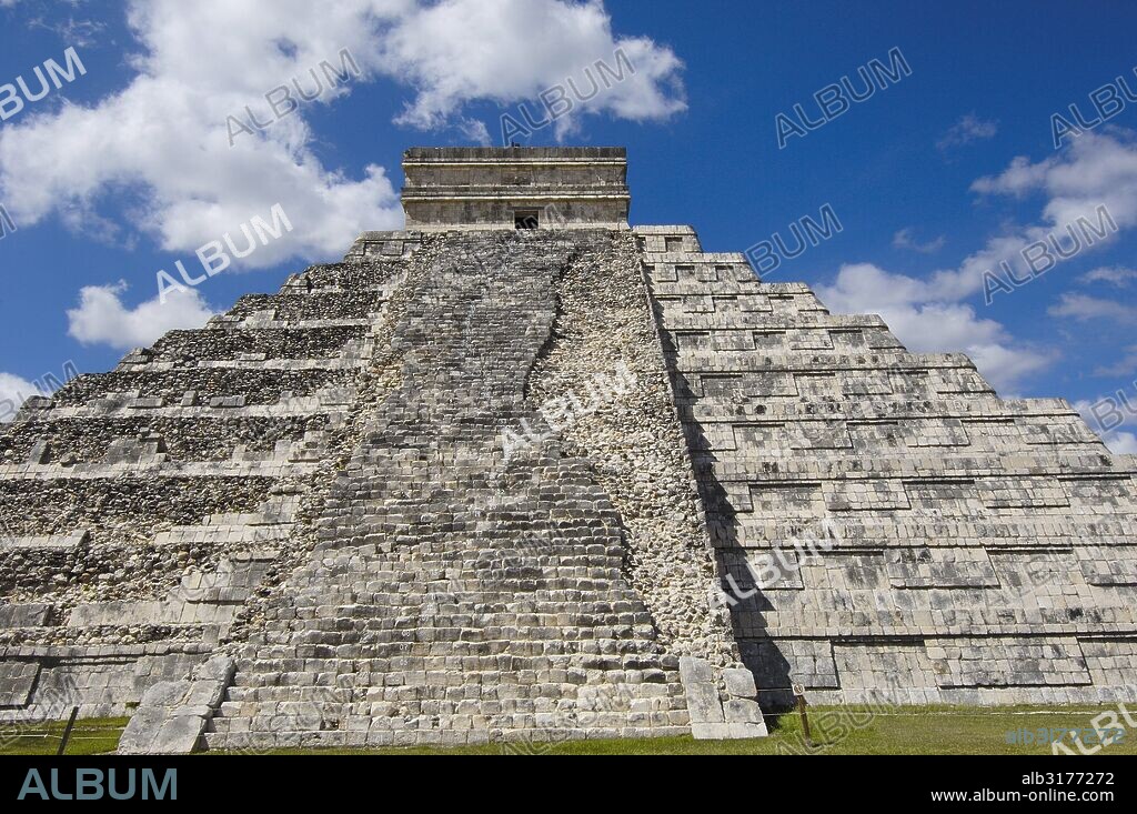 Pyramid of Kukulkan ( The Castle). Mayan ruins of Chichen Itza. Mayan Riviera. Yucatan Peninsula. Mexico.