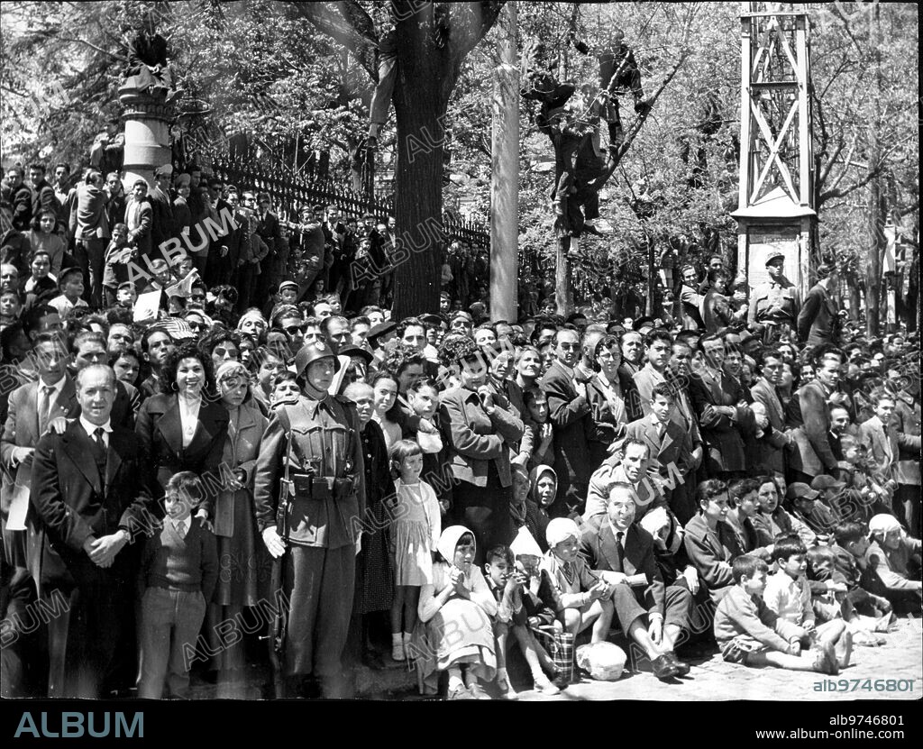 2 mayo 1959. El público Observando el desfile de la victoria en el paseo de la Castellana.