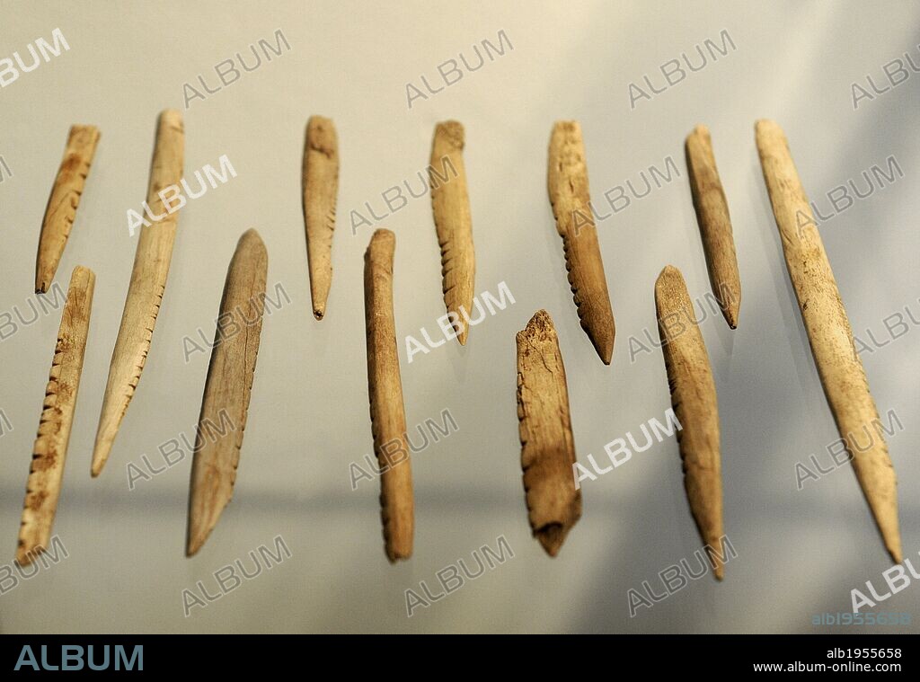 ARTE PREHISTORIA. NORTE DE EUROPA. MESOLITICO. Caza del alce. Skottemarke, Lolland. Cultura Maglemoisense (9500-6500 a. C.). Objetos de hueso. Hacia el 8700 a. C. Principios de la cultura Maglemoisense. Museo Nacional. Copenhague. Dinamarca.
