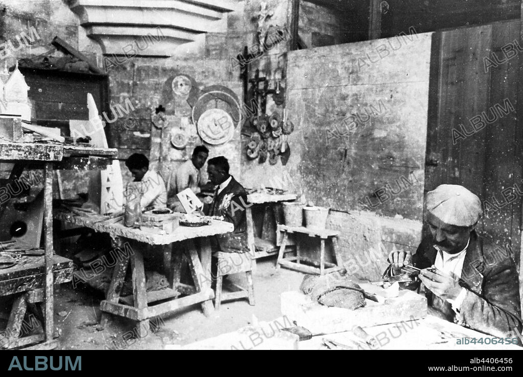 Domènec Sugrañes, arquitecto discípulo de Antoni Gaudi, en el taller de la Sagrada Familia, Barcelona, hacia 1920.