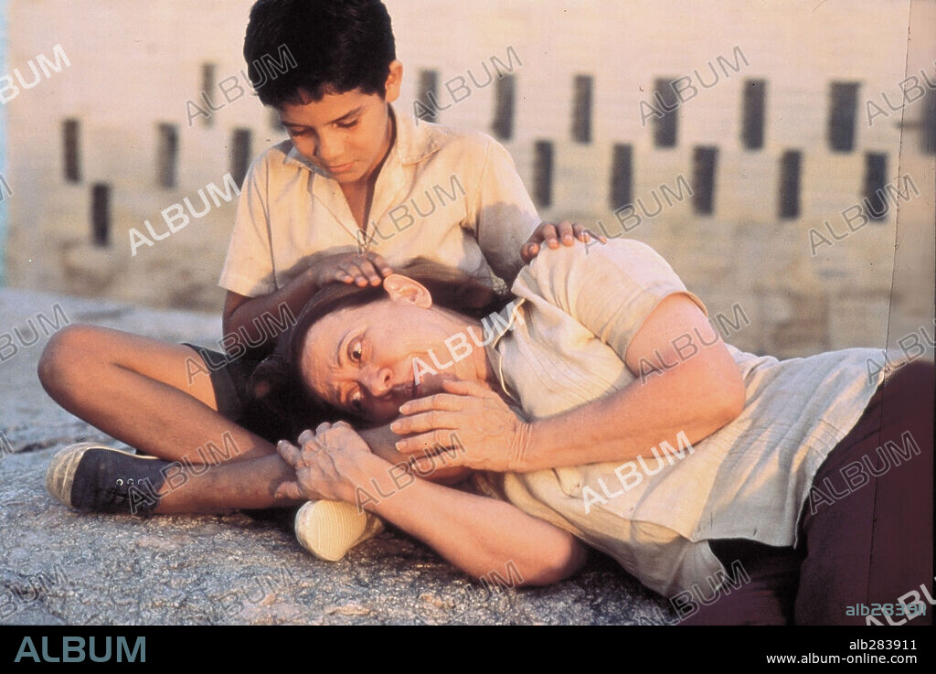 FERNANDA MONTENEGRO y VINICIUS DE OLIVEIRA en ESTACION CENTRAL DE BRASIL, 1998 (CENTRAL DO BRASIL), dirigida por WALTER SALLES. Copyright RIOFILME/VIDEO FIME/MACT.