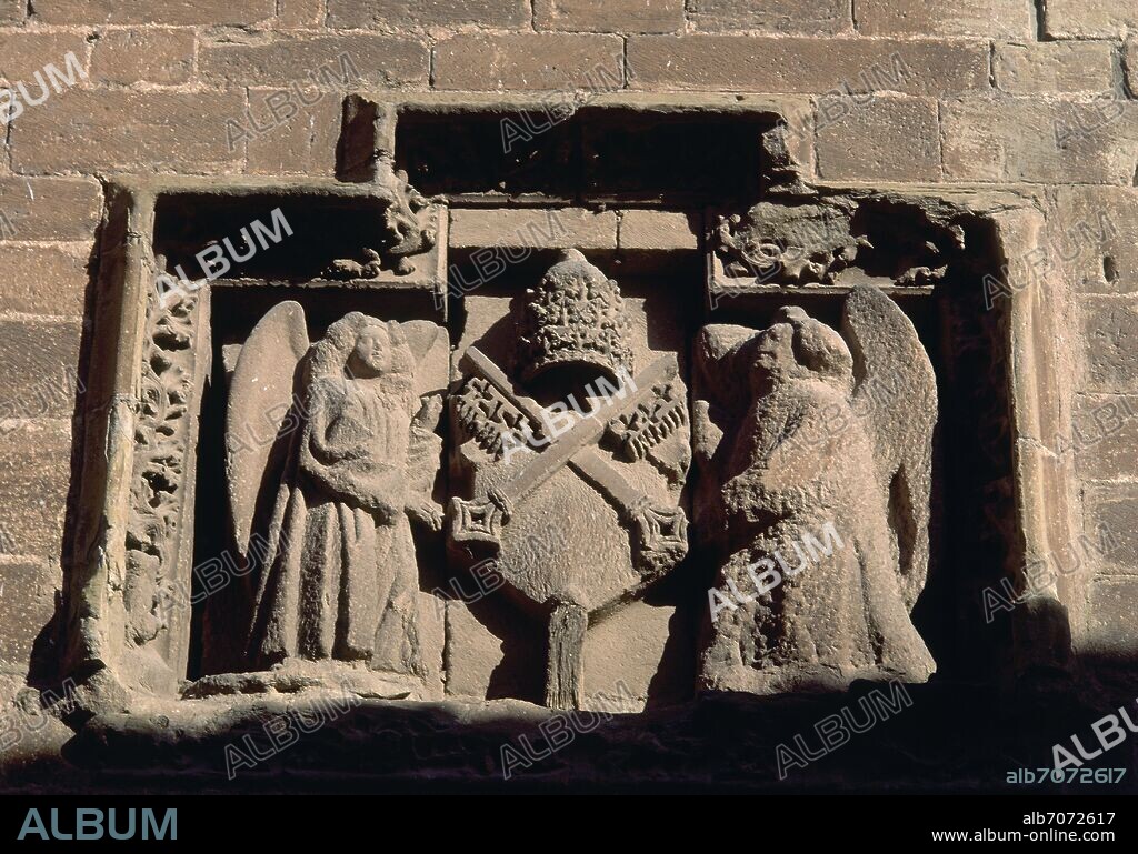ESCUDO EN LA FACHADA DE LA IGLESIA.