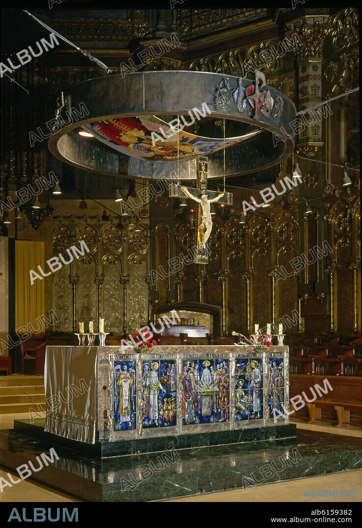 MONTSERRAT MAINAR. ALTAR MAYOR CON FRONTAL DE PLATA ESMALTADO, BALDAQUINO Y CRUCIFIJO ATRIBUIDO A GHIBERTI.