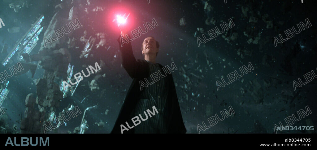 DAVID THEWLIS in THE SANDMAN, 2022, directed by ANDRES BAIZ, CORALIE FARGEAT and MIKE BARKER. Copyright Netflix / Warner Bros. Television.