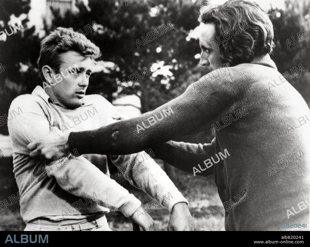 JAMES DEAN in EAST OF EDEN, 1955, directed by ELIA KAZAN. Copyright WARNER BROTHERS.
