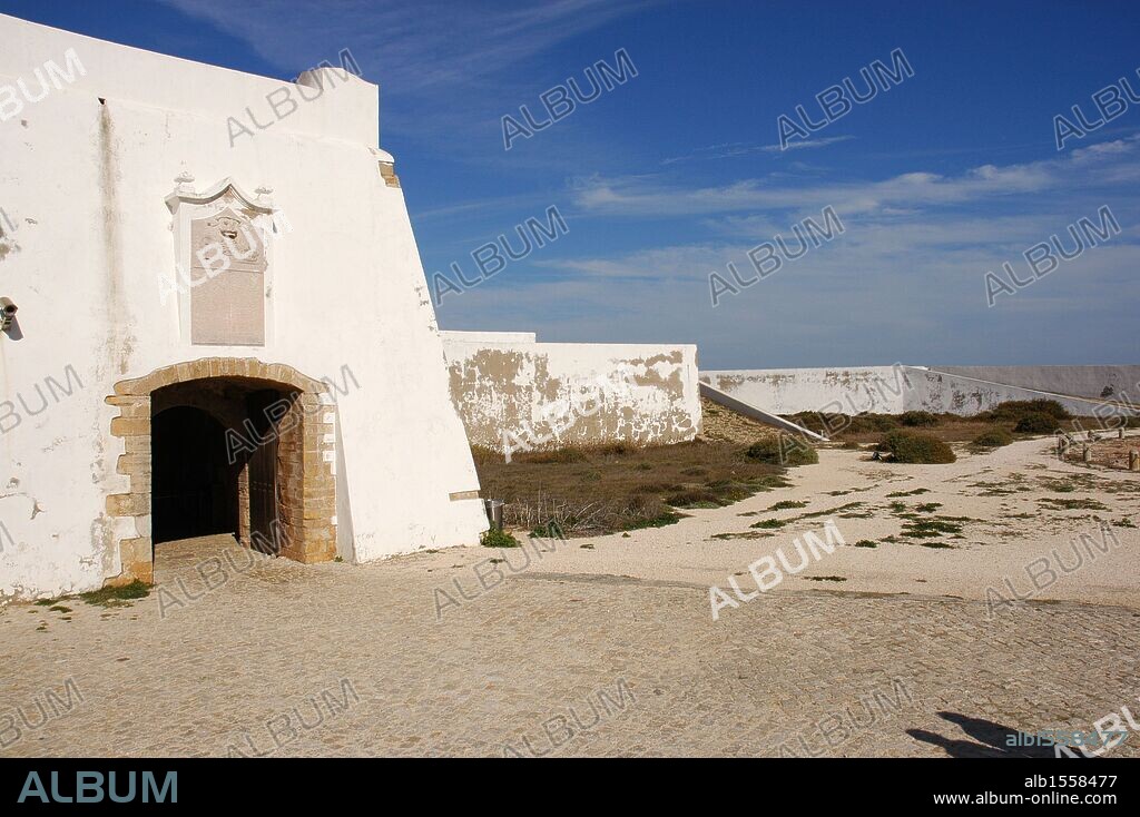 PORTUGAL. PONTA DE SAGRES. Vista de la muralla de acceso a la fortaleza. El Algarve. Portugal.