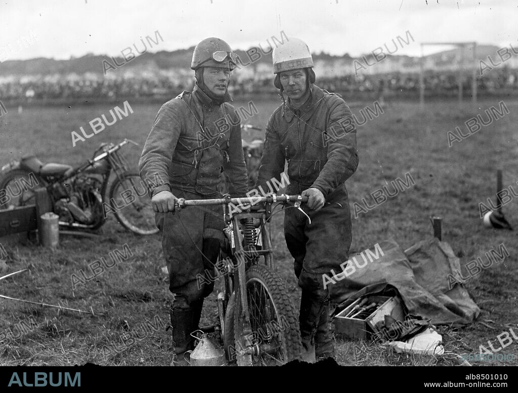 Göteborg 1938-09-11 - Speedway eller jordbanetävling med motorcyklar på motorbanan i Sävedalen - i *** Local Caption *** GT Låda 1938-September-01. KAMERAREPORTAGE.