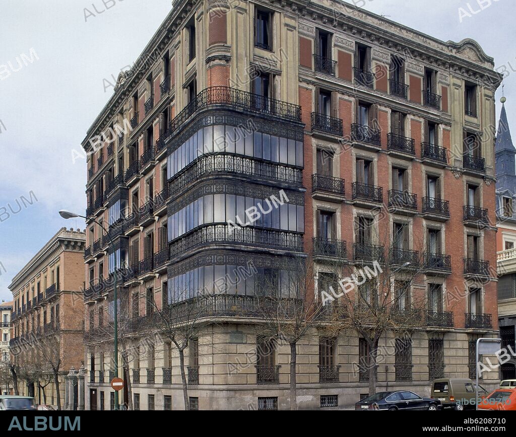 EDIFICIO SITUADO EN ESQUINA ENTRE LA CALLE FELIPE IV Y LA CALLE MORETO.