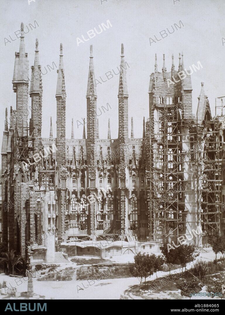 VISTA DE LA BASILICA DE LA SAGRADA FAMILIA DEL ARQUITECTO ANTONI GAUDI, FOTOS DE OBRA. AUTOR DESCONOCIDO. HACIA 1910.
