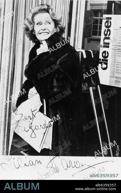 Harvey, Lilian (Muriel Helen). Schauspielerin engl. Abstammung, 1907-1968. Lilian Harvey in Karlsruhe, wo sie in dem Theaterstück "Zwischenstation" von Pierre Bürki auftritt. Fotopostkarte mit Autogramm, 1966.