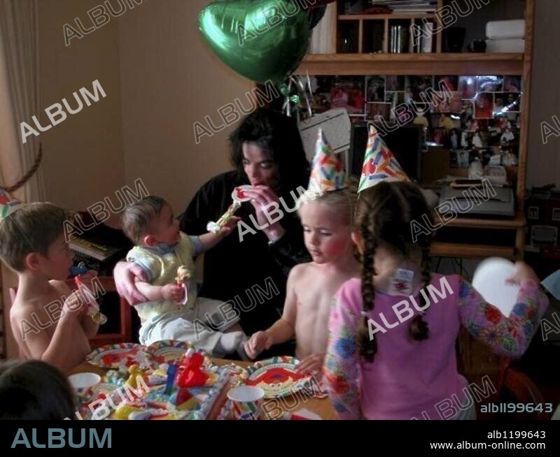 MICHAEL JACKSON with his son PRINCE MICHAEL JACKSON II (BLANKET) during his first birthday party celebrating with JAROD MALNIK (far left), MICHAEL JOSEPH JACKSON, JR. (PRINCE MICHAEL) second right, and PARIS MICHAEL KATHERINE JACKSON, right. Exact date unknown. 27/06/2009