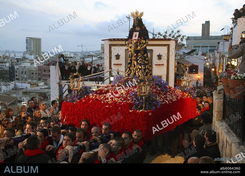 Alicante (capital);  procesión de semana santa (miércoles) en el barrio de Santa Cruz; los pasos deben salvar empinadas escaleras y son seguidos por la mayor multitud ciudadana.