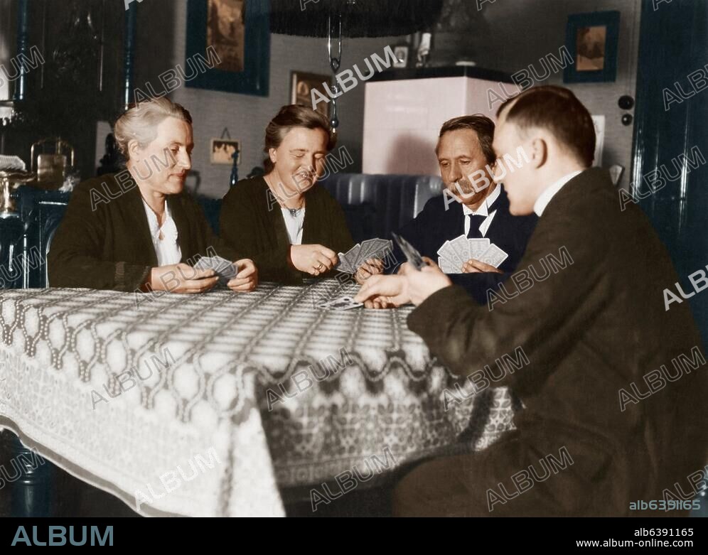 Spiele: Kartenspiel.-Gesellige Runde beim Kartenspiel.-Foto, auf der Rückseite handschriftl. datiert 23.9.1930; digital koloriert.