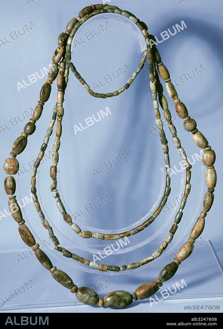 PREHISTORIA. NEOLITICO. ESPAÑA. Segunda fase del neolítico catalán (hacia el 3000 a. C.). Collar de cuentas de variscita. Yacimiento del la Bóvila Padró. Municipio de Ripollet. Comarca del Vallés Occidental. Provincia de Barcelona. Museo de Historia de Sabadell. Cataluña.