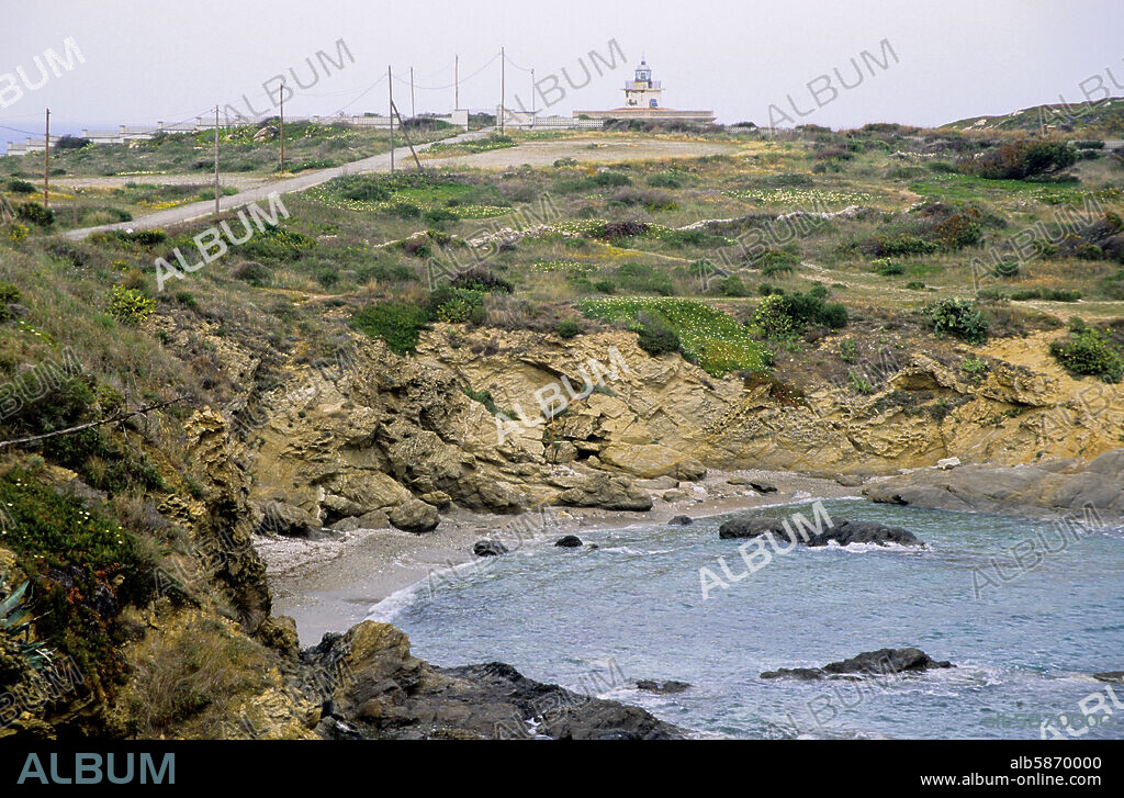 Port de la Selva; playa / platja de la Colomera y faro de Sernella / S´Arnella.