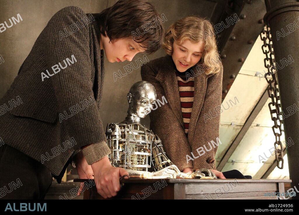 ASA BUTTERFIELD and CHLOE GRACE MORETZ in HUGO, 2011, directed by MARTIN SCORSESE. Copyright GK FILMS.