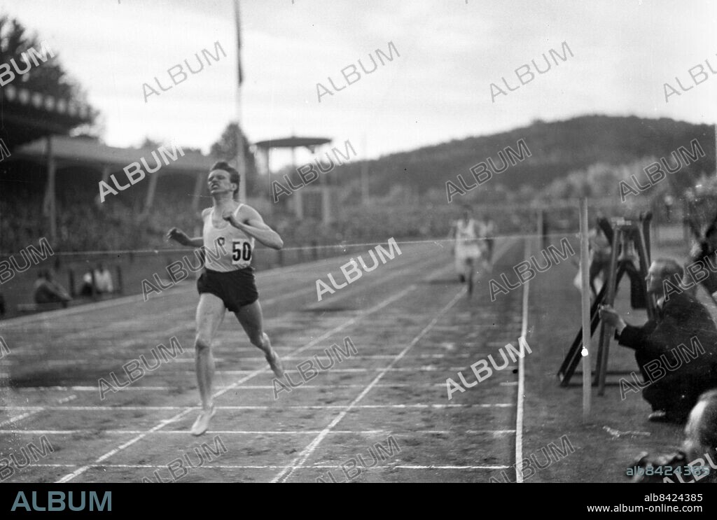 GÖTEBORG 1943-07-01.. Friidrottstävlingar på Slottsskogsvallen. Arne Andersson spurtar i mål som segrare och slår samtidigt världsrekord - det är Gunder Häggs rekord som ryker med två sekunder, det handlar om den engelska milen. *** Local Caption *** GT Låda: Krep 2013-09 Foto: Kamerareportage / TT / Kod: 2524.