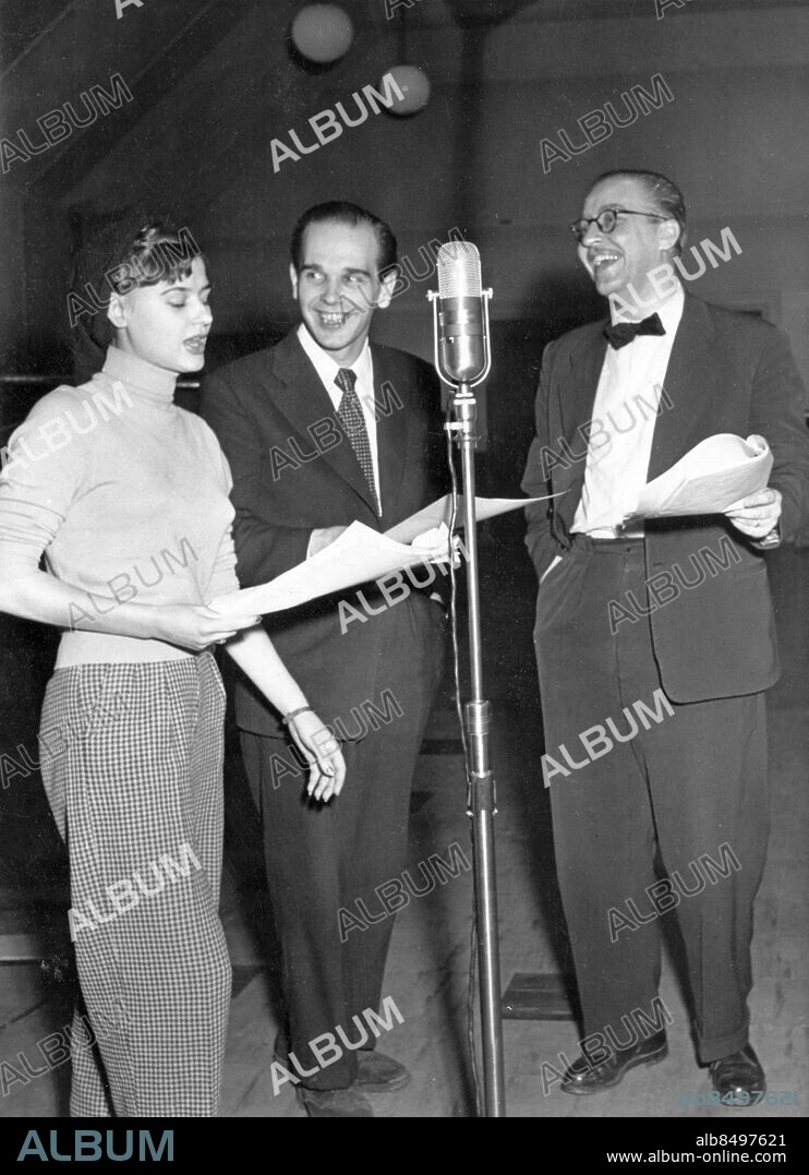 STOCKHOLM 1951-01-19.. DAGENS REVY. Radioprogram.. Sänt 1951-01-19.. Här ses från vänster Harriet Andersson, skådespelerska, Charlie Norman, jazzpianist, sångare och underhållare, samt Arne Källerud, skådespelare.. Foto: Jarl Ekenryd / RiR / SVT / Kod: 5600. Bild publ. i RiR 6/51 sid. 3.. RiR sv/v. Mapp: Andersson, Harriet Diverse 1. Trio Handen i fickan.