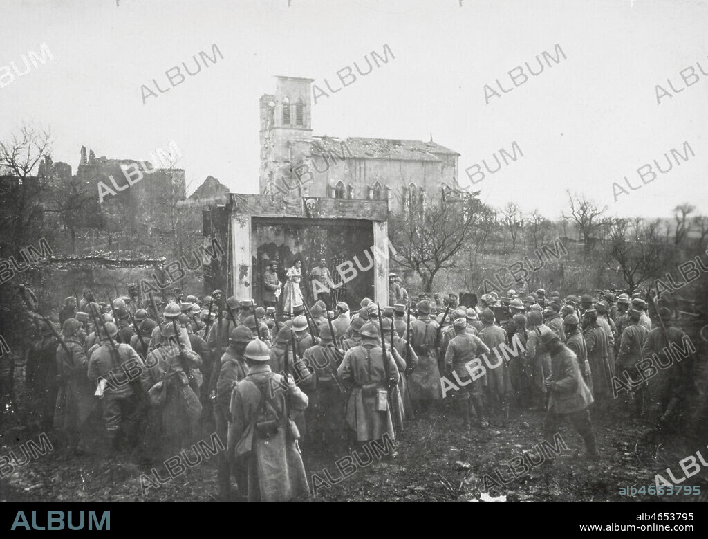 Troupe de theatre devant leurs spectateurs lors d'une representation dans une grange a Limey en Meurthe et Moselle en 1916. Credit: Collection KHARBINE-TAPABOR.