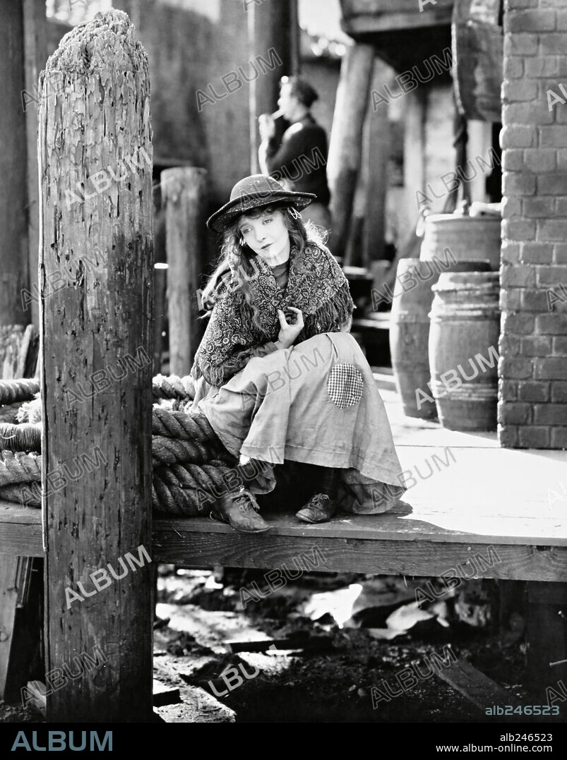 LILIAN GISH. LILLIAN GISH en LIRIOS ROTOS [CULPA AJENA], 1919 (BROKEN BLOSSOMS), dirigida por D. W. GRIFFITH. Copyright GRIFFITH/UNITED ARTISTS.