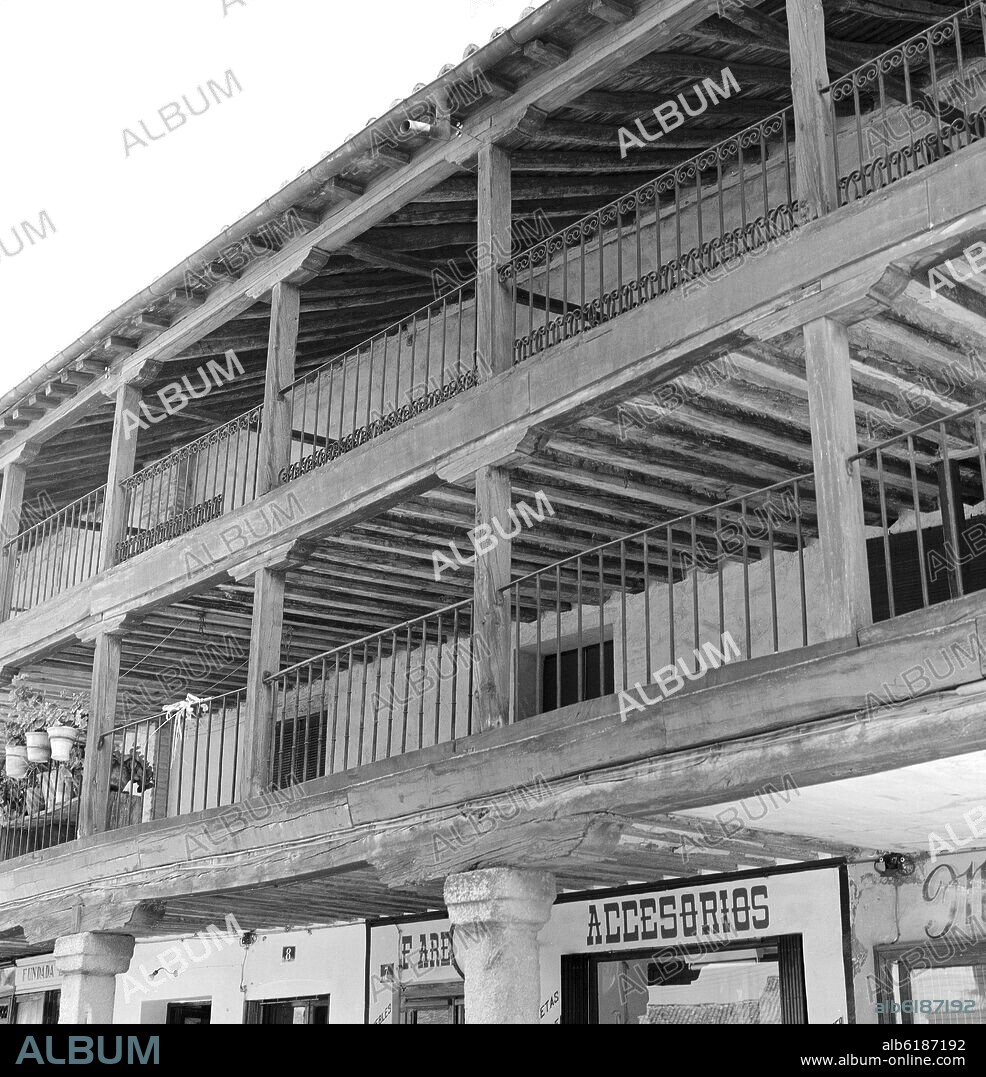 GALERIA PORTICADA Y BALCONADA DE MADERA DE UN EDIFICIO DE LA PLAZA MAYOR O PLAZA DE SEGOVIA DE NAVALCARNERO - SIGLO XVII.