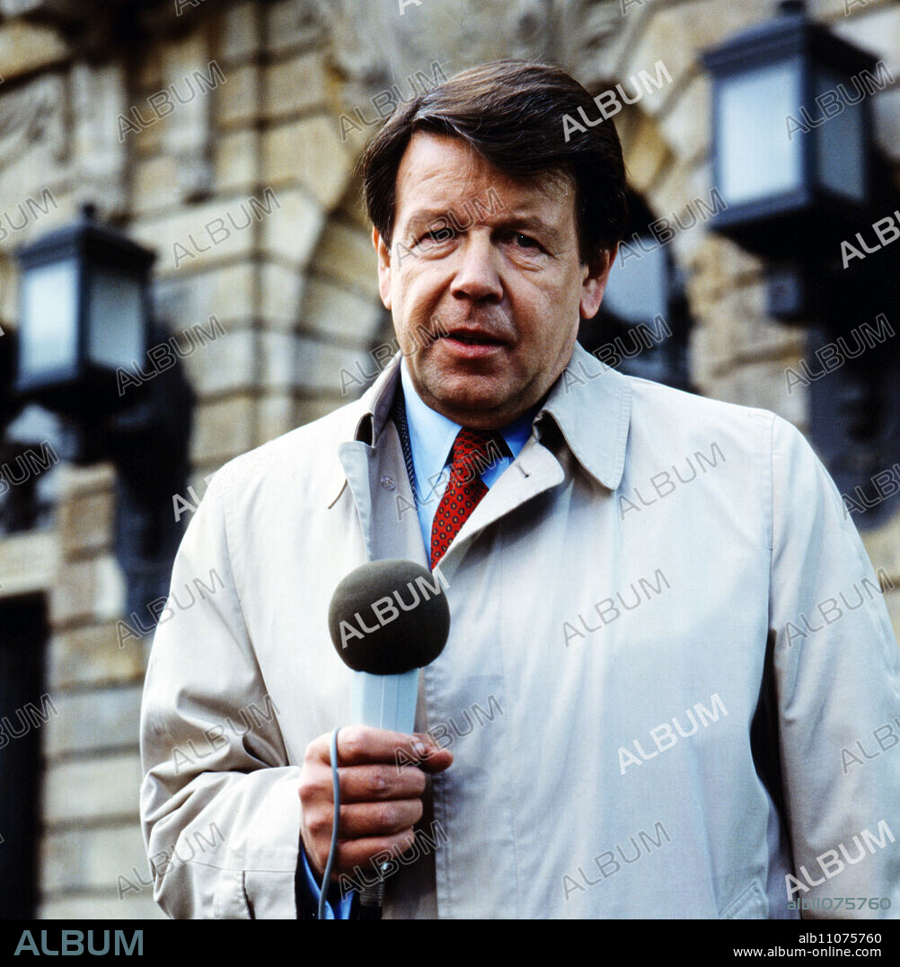 Hart an der Grenze, ARD crime film, Germany, 1985, spy thriller on the German-German border in 1971, scene: Lothar Loewe, ARD correspondent in East Berlin, plays a reporter who reports on the signing of the Four Power Agreement in August 1971 in Berlin.