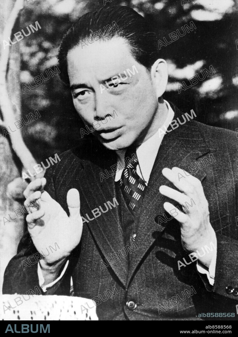 Orig. bildtext... NEW BOSS OF CHINA Nanking, China - The latest picture of Wang Ching-Wei, former premier of Nationalist China, shown just before he assumed his duties as New Central Government of China head. As head of the Japanese puppet government in China, he ordered immediate cessation of the 33 months of hostilities with Japan and directed Chinese troops to await further orders. Chinese armies ignored his order. His authority actually extends only to areas in China occupied by the Japanese. 4-9-4 Anm. W Jingwei, 1883-1944, kinesisk politiker, framstående medlem i Nationalistpartiet och rival till Chiang Kai-shek om makten. Regeringschef för en Japanvänlig marionettregim i Nanjing 1940. Wang Ching-wei Wang Chao-ming Wang Zhaoming Gester Kostymer Kritstrecksrandigt CD660 persons: WANG JINGWEI sites: KINA;NANJING.