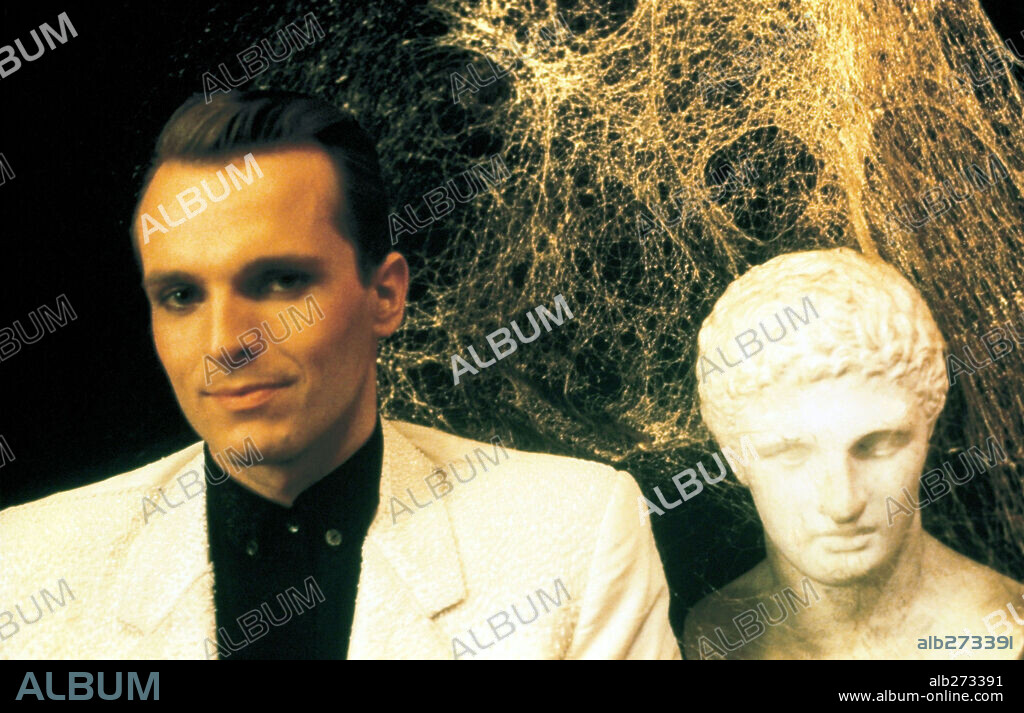 MIGUEL BOSE en EN PENUMBRA, 1987, dirigida por JOSE LUIS LOZANO.