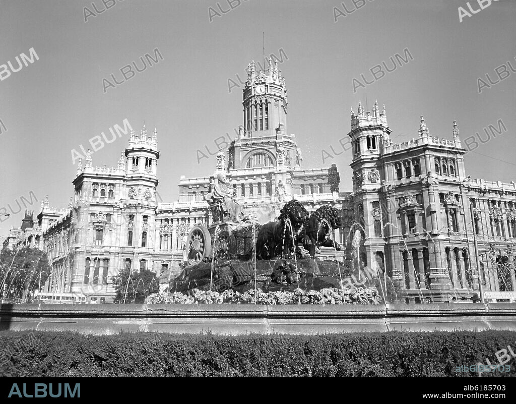 FRANCISCO GUTIERREZ ARRIBAS Y ROBERTO MICHEL. FUENTE DE CIBELES FRENTE EL EDIFICIO DE CORREOS - FOTOGRAFIA EN BLANCO Y NEGRO - AÑOS 50.
