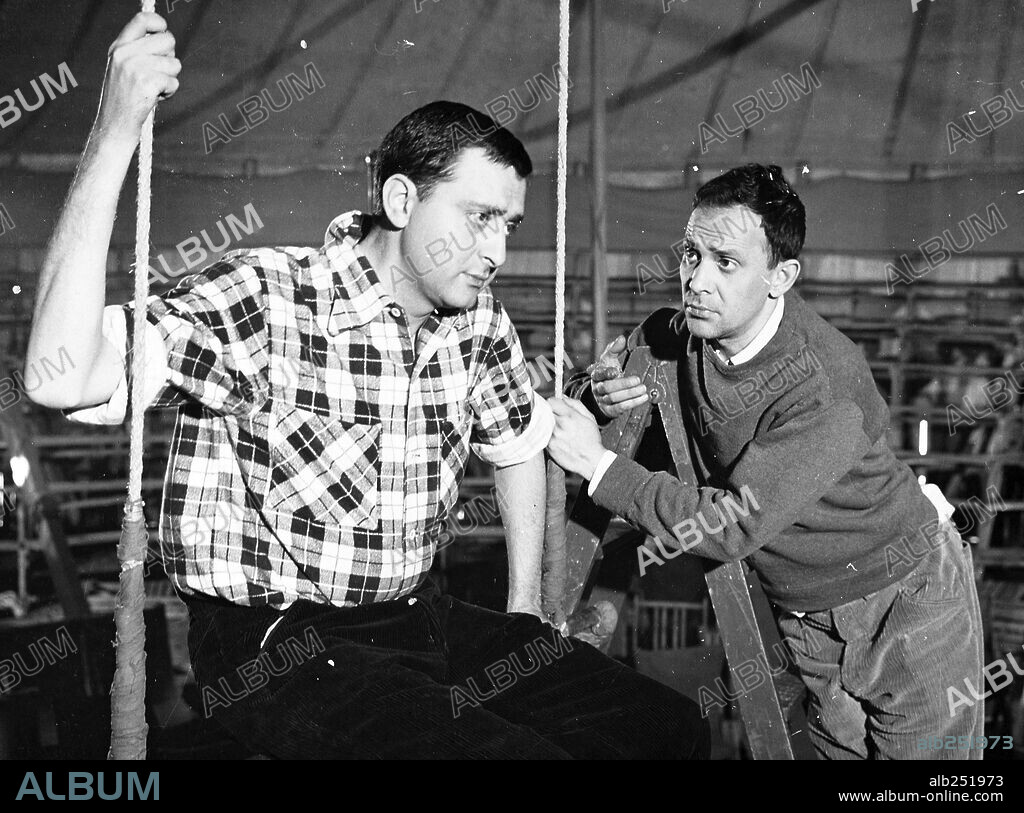 ANTONIO OZORES and JOSE LUIS OZORES in SALTO MORTAL, 1961, directed by MARIANO OZORES. Copyright CINEMATOGRAFICA HISPANICA, S.A.