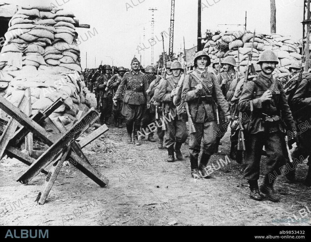 Romanian troops in the battle for Odessa. On the left a German officer. [automated translation].