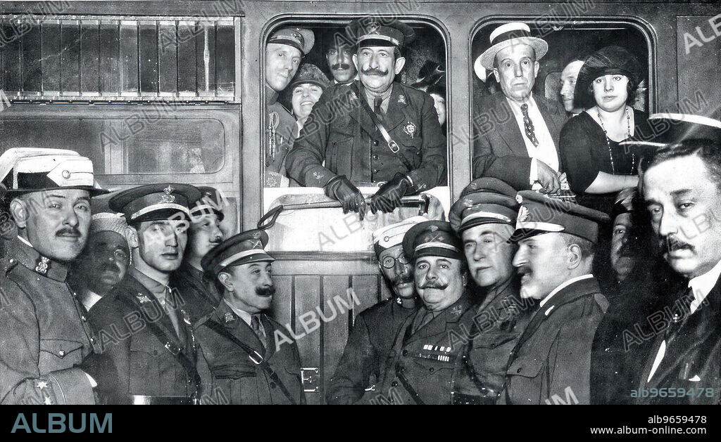 El alto comisario de España en Marruecos, el general D. Ricardo Berruguete, despidiendose de los jefes y oficiales del Ejército Español en la espación de Atocha, camino a Marruecos.