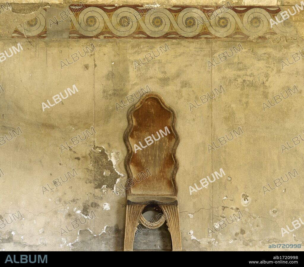 ARTE MICENICO. CRETA. PALACIO DE KNOSSOS (1700-1450 a. C.). Detalle de los restos del TRONO DE ALABASTRO ubicado en el MEGARON (habitación) DEL REY. La estancia fue utilizada como lugar de audiencias del rey. Sus paredes conservan pinturas decorativas geométricas. GRECIA.