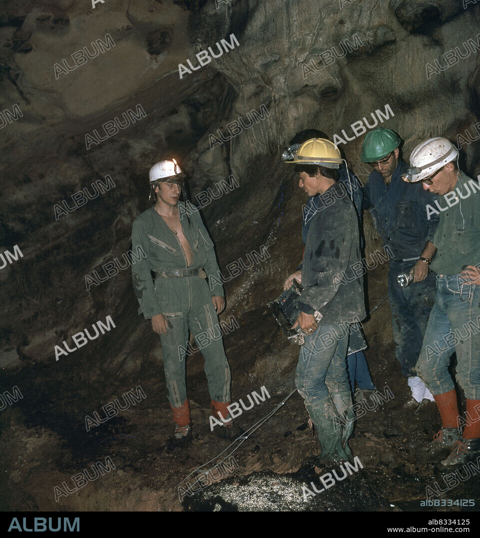 ESPEOLOGOS DENTRO DE UNA CUEVA.