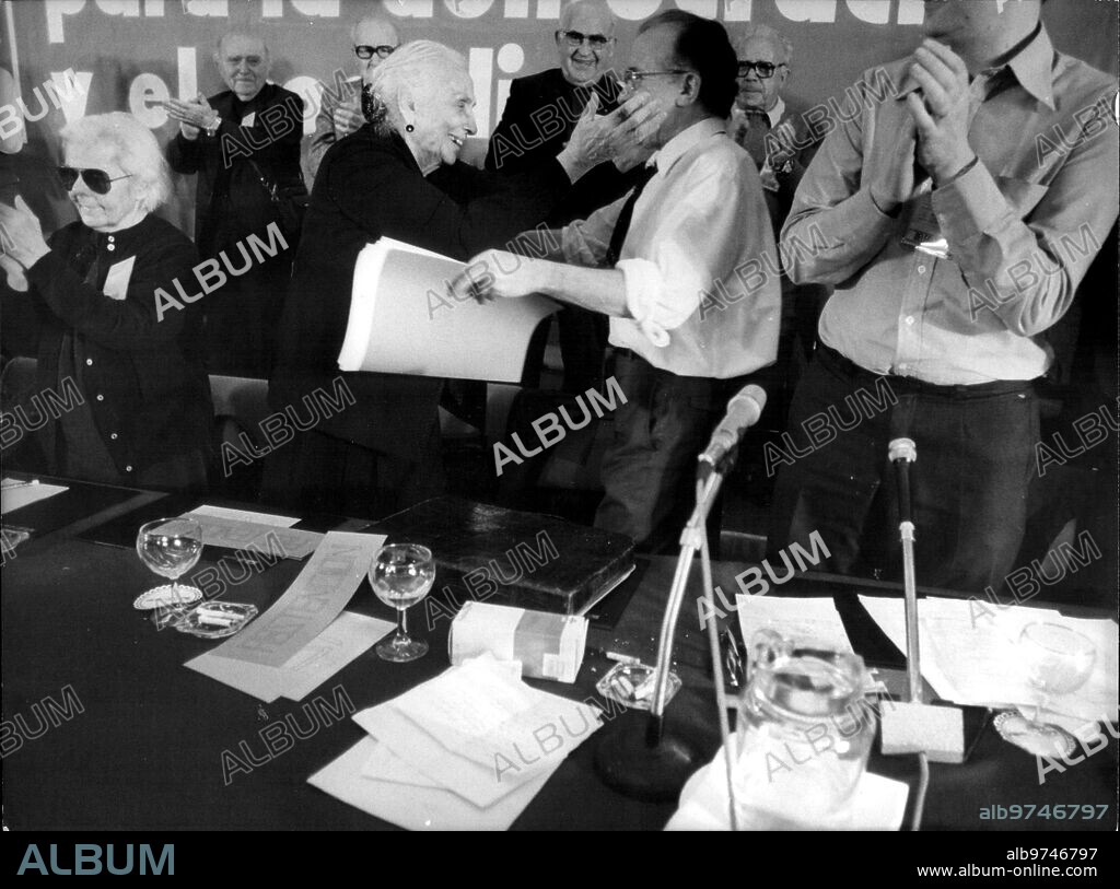 April 1978. Ix congress of the Pce: in the Image, Santiago Carrillo and Dolores Ibarruri Hug after the First's speech.
