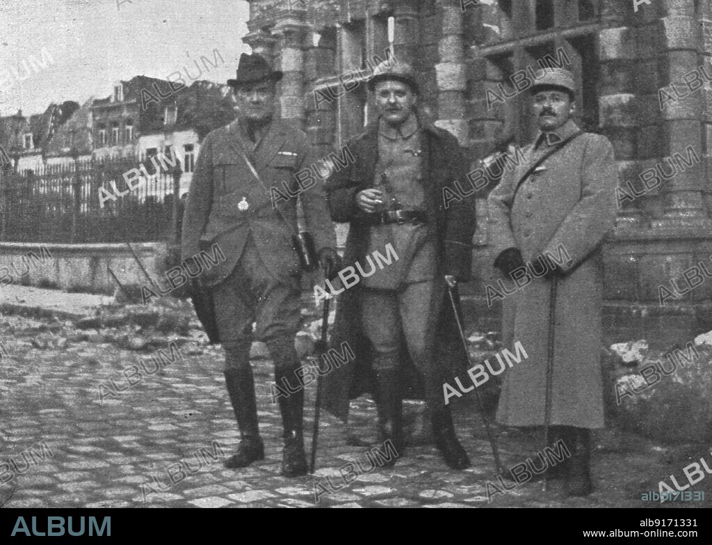 'Richard Harding Davis. Un temoin veridique de notre guerre; Richard Harding Davis, le celebre correspondant de guerre americain, en compagnie de deux officiers francais, devant les ruines de l'Hotel de Ville d'Arras', 1916. From "Collection de la Guerre IV. L'Illustration Tome CXLVII. La Guerre Janvier, Fevrier, Mars, Avril, Mai, Juin 1916".
